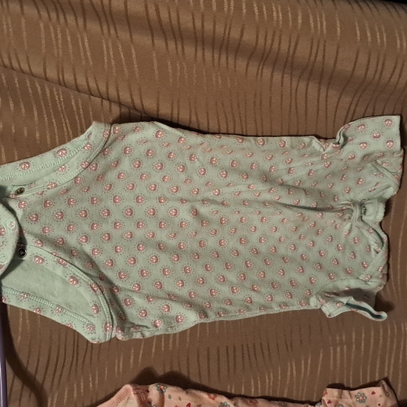 Assorted onsies - Picture 3 of 6